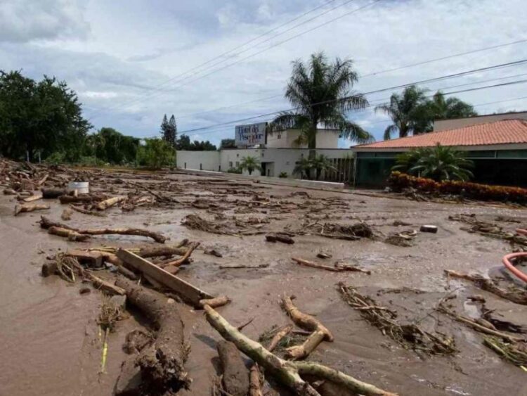 Tormenta provoca deslaves y daños en 200 casas de Chapala, Jalisco