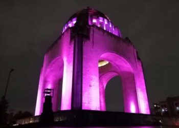 Monumentos de CDMX ‘se pintan’ de rosa para sensibilizar sobre cáncer de mama