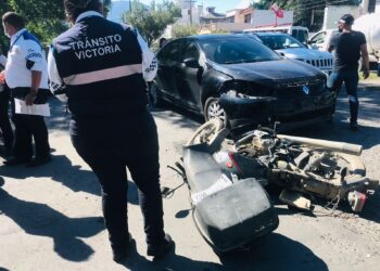 Matrimonio resulta lesionado en aparatoso choque