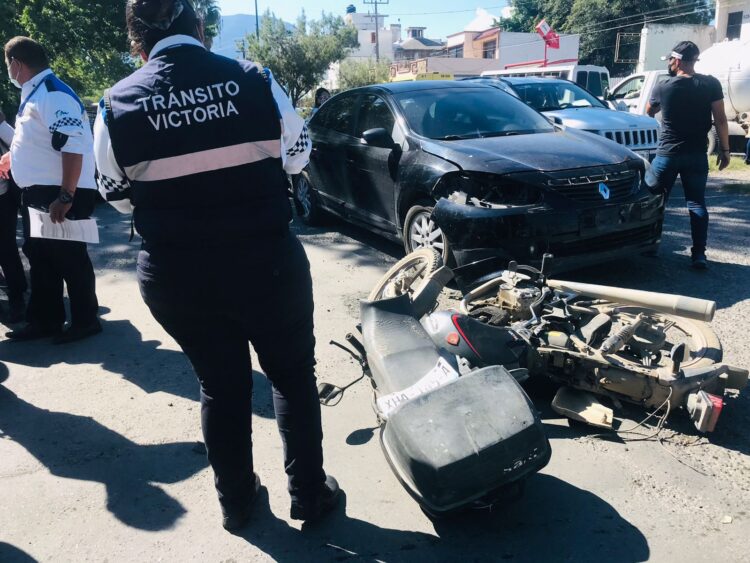 Matrimonio resulta lesionado en aparatoso choque