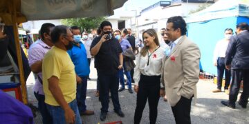 Dialoga Gattás con líder de comercio ambulante y boleros