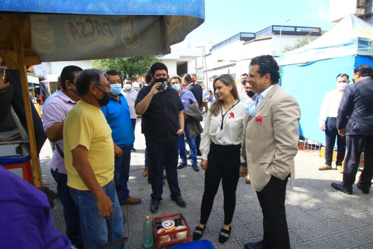 Dialoga Gattás con líder de comercio ambulante y boleros