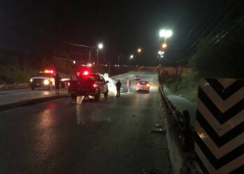 Muere conductor al volcar camioneta