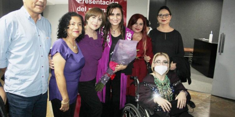 Presenta Lore Guajardo su poemario “La Expresión del AMOR”