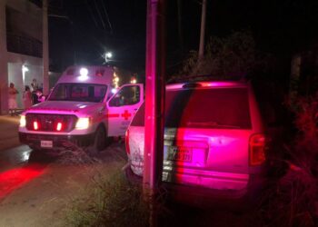 Muere chofer al estrellar su camioneta con barda