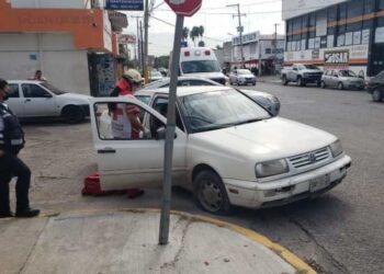 Mujer se lesiona en choque