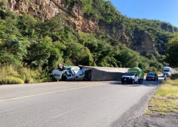 Vuelca tráiler cargado con toronja