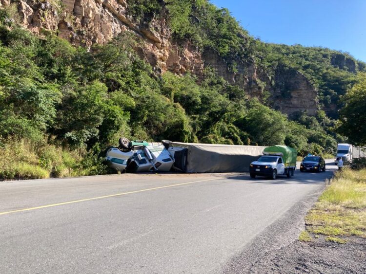 Vuelca tráiler cargado con toronja