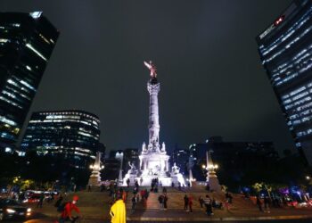Monumentos se pintan de blanco en CDMX.