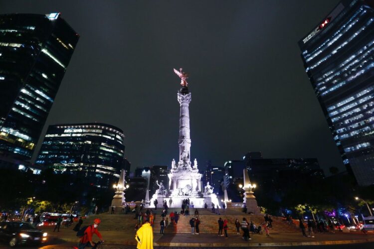 Monumentos se pintan de blanco en CDMX.
