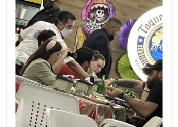 Captan a Belinda y Christian Nodal comiendo tacos en puesto