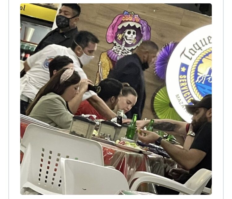 Captan a Belinda y Christian Nodal comiendo tacos en puesto