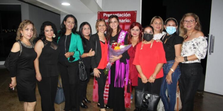 Presenta Lore Guajardo su poemario “La Expresión del AMOR”