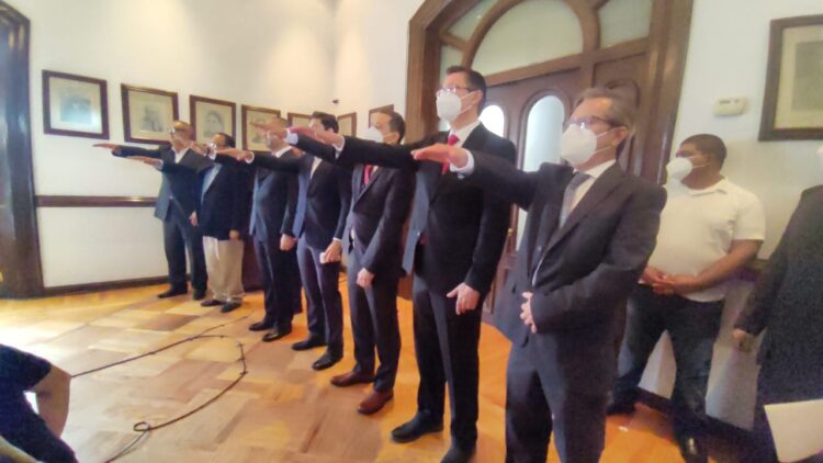 Toman protesta a gabinete de Gattas