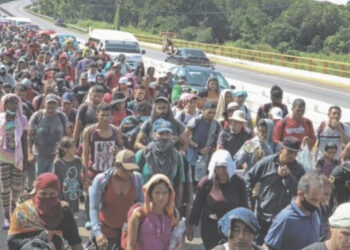Caravana migrante retoma su camino y se dirige a Huixtla, Chiapas