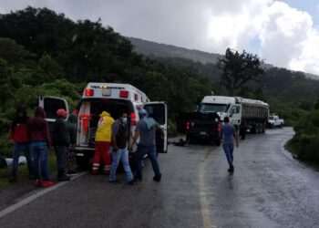 Tres heridos al chocar tráiler con camioneta