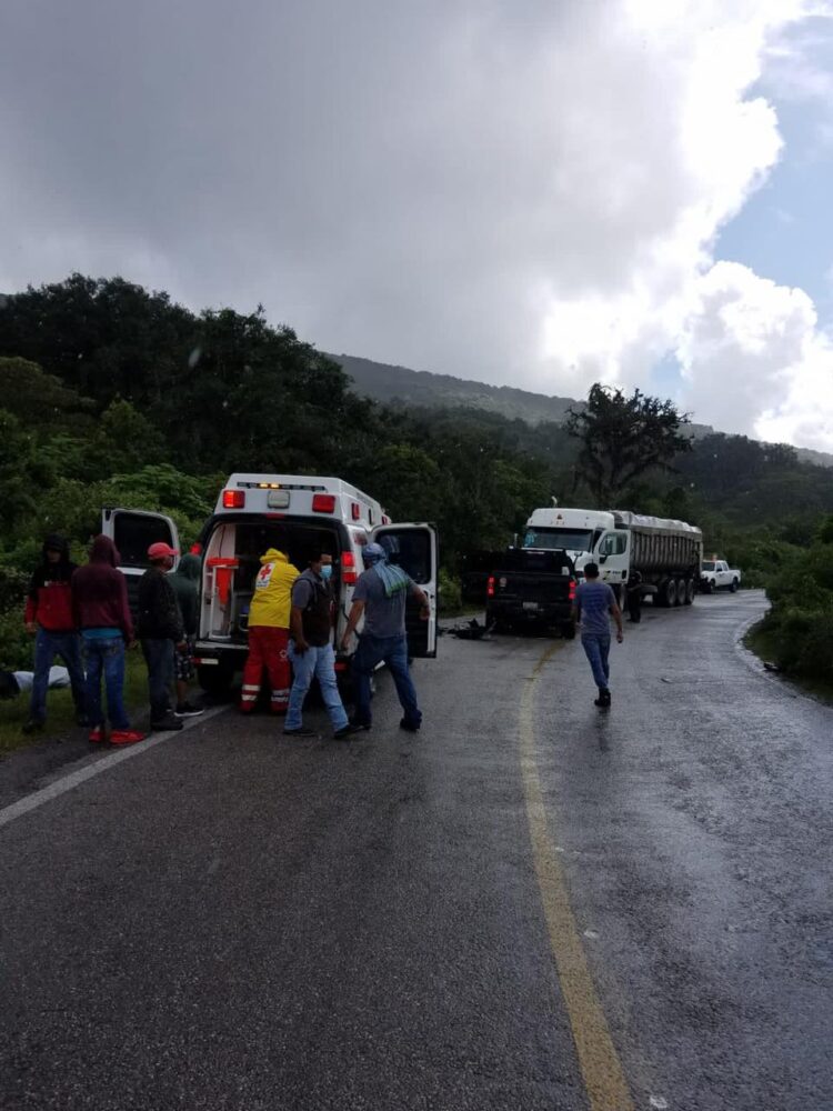 Tres heridos al chocar tráiler con camioneta