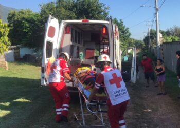 Motociclista se lesiona al estrellarse con barda