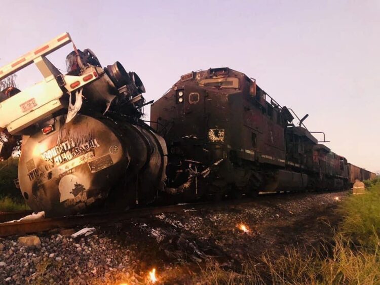 Tren impacta pipa cargada de gasolina