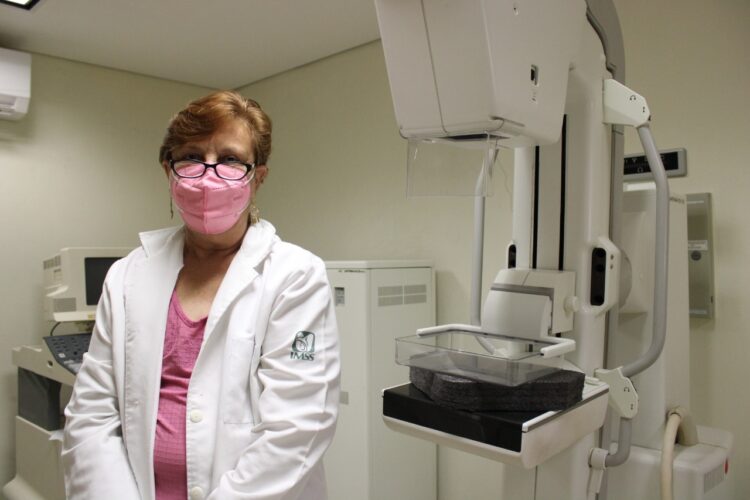 Doctora del IMSS vence al cáncer de mama en dos ocasiones.