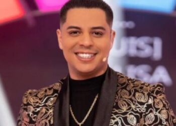 El vocalista de GrupoFirme, Eduin Caz corrió a un fan en pleno concierto por aventarle una cerveza