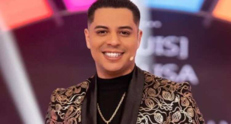 El vocalista de GrupoFirme, Eduin Caz corrió a un fan en pleno concierto por aventarle una cerveza