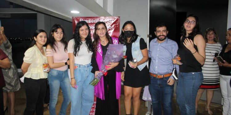 Presenta Lore Guajardo su poemario “La Expresión del AMOR”