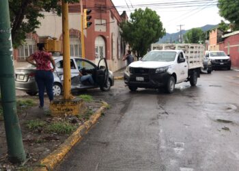Falla en semáforo ocasiona choque