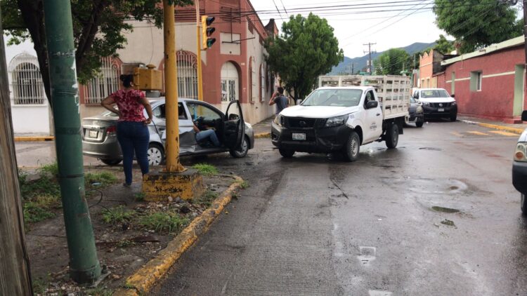 Falla en semáforo ocasiona choque