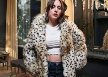 Zuria Vega sale de su zona de confort y actúa como bailarina exótica