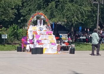 Evento de catrinas en la plaza del xv.