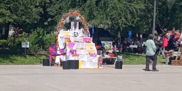 Evento de catrinas en la plaza del xv.