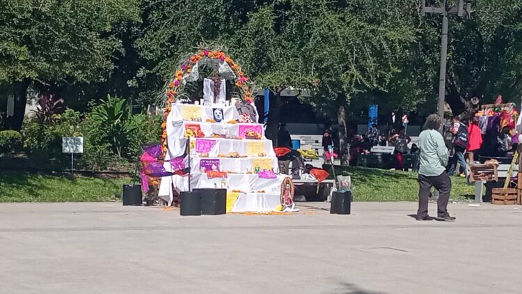 Evento de catrinas en la plaza del xv.