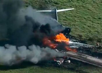 Se desploma avión con 20 pasajeros en Houston