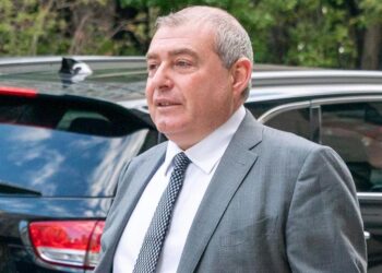 Socio de Guiliani se niega a declarar en su propio juicio.