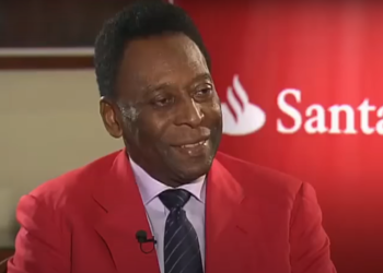 Reaparece Pele a sus 81 años