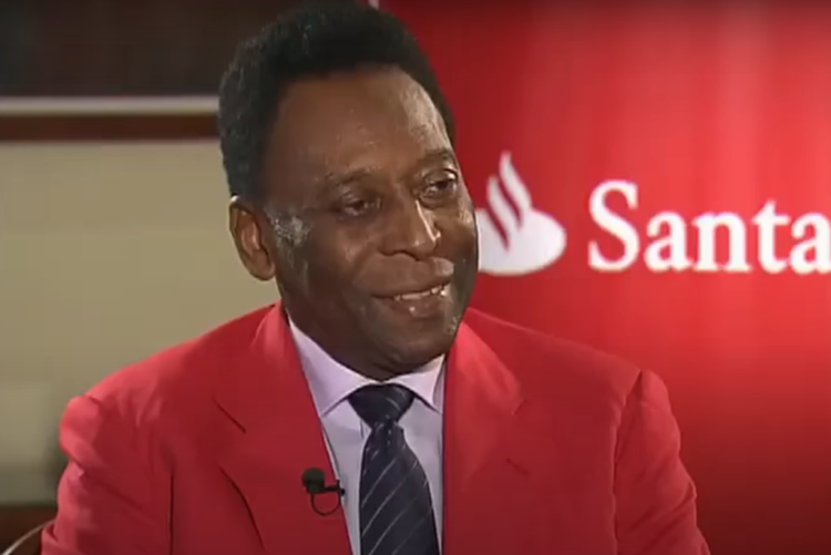 Reaparece Pele a sus 81 años