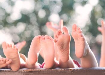 Varios estudios han comprobado que “ los niños que caminan descalzos son más felices e inteligentes”