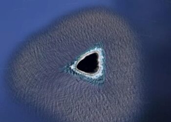 Aparece agujero negro en medio del océano.