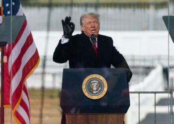 Trump presenta demanda para bloquear información sobre toma del Capitolio.