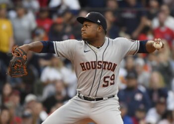 Astros a un paso de eliminar a Boston apalean 9-1