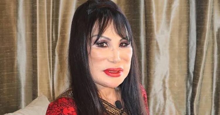 Lyn May agrede a reportero