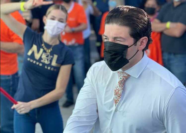 Vuelve a clases el gobernador de Nuevo León