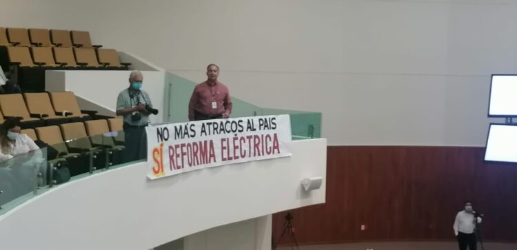 Respaldan Reforma Eléctrica con manta en el congreso de Tamaulipas