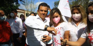 Apoya Lalo Gattás campaña de boteo Luz y Amor del DIF