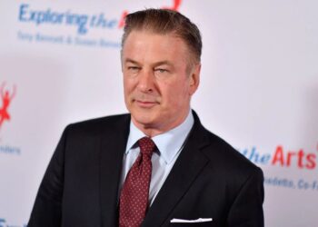 Alec Baldwin acciona arma de utileria y mata accidentalmente a mujer durante el rodaje de película.