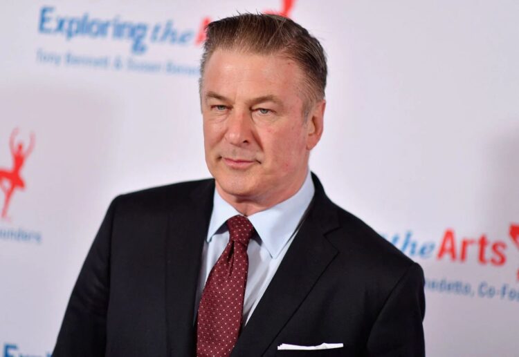 Alec Baldwin acciona arma de utileria y mata accidentalmente a mujer durante el rodaje de película.