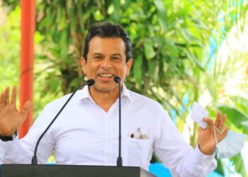 Reconocen maestros y padres de familia del área rural labor de Lalo Gattás.