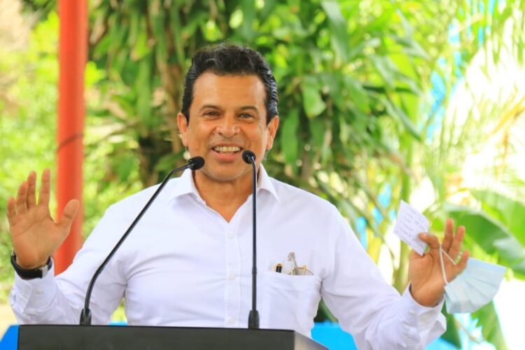 Reconocen maestros y padres de familia del área rural labor de Lalo Gattás.