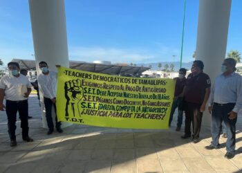 Se manifiestan “Teachers” en el Congreso de Tamaulipas